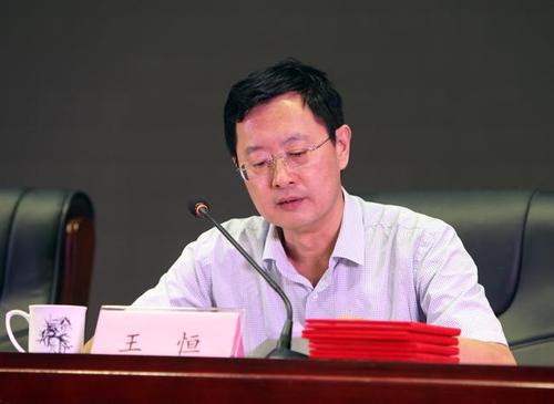 4郑东新区教文体局党委书记王恒宣读表彰决定