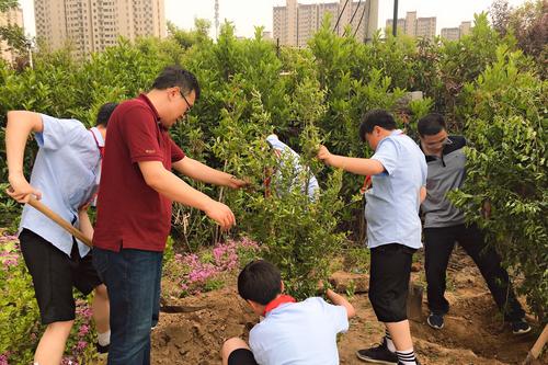 程海副校长和学生代表一起种植毕业纪念树