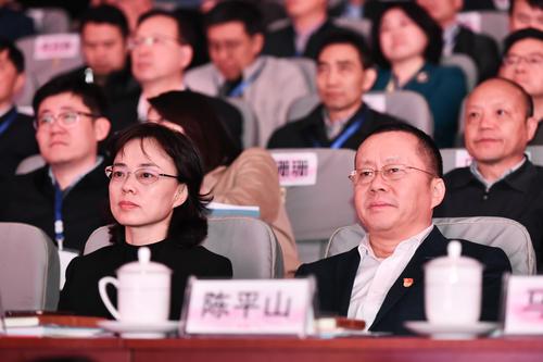 郑东新区党工委委员、智慧岛大数据实验区管委会主任陈平山参加会议