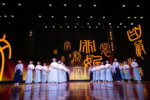 郑东新区艺术小学学生参加节目表演