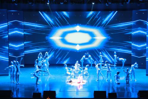 1.郑东新区聚源路小学带来的开幕式舞蹈——《奇妙的创客间》