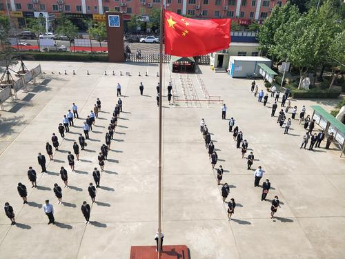 10郑州市第九十三中学举行升旗仪式