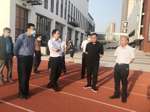 高新区代表团到郑州市第五十四中学观摩复学后工作