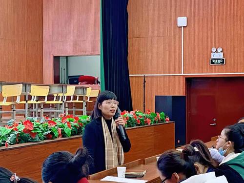 4郑东新区基础教育教学研究室小学数学教研员谢蕾蕾老师做总结