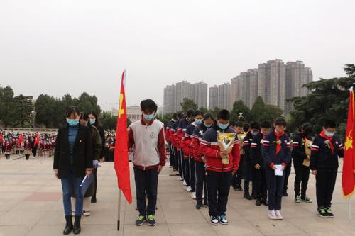 郑州市郑东新区外国语小学、初中、高中师生代表集体默哀(1)