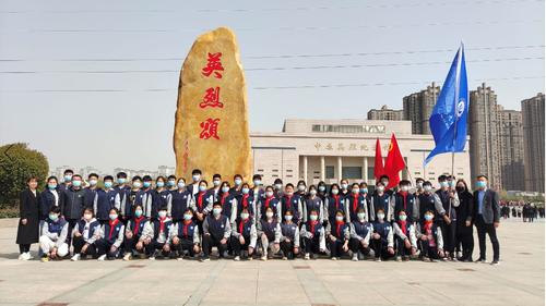 郑州市第九十四中学组织师生到烈士陵园进行祭奠活动