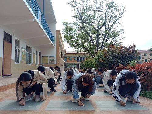杨桥中心学校数学老师在书法广场共写古诗《春晓》