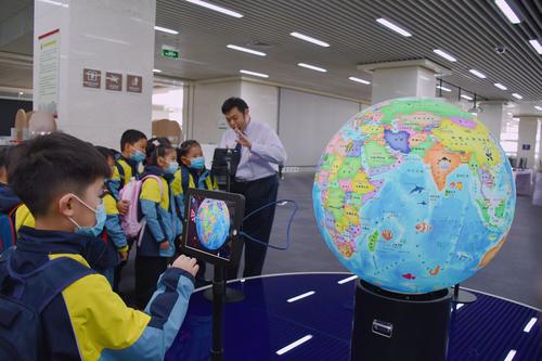 永昌小学学生在郑州图书馆体验3D数字地球模型