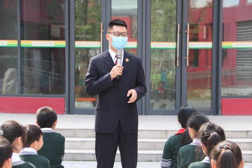 人民检察院第四检察部干警杨潜在与学生讲解维护国家安全的正确做法