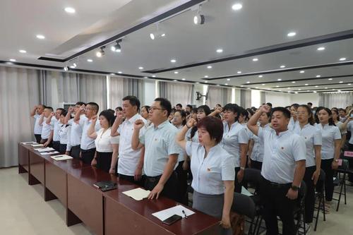 白沙中心学校党支部书记刘俊岭带领全体党员重温入党誓词