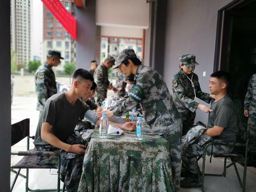 郑州联勤保障中心官兵在郑东新区永昌小学进行餐前就医
