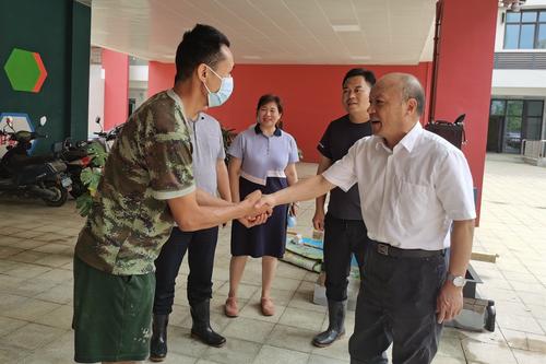 田局长与支援新城小学的中国安能常州救援基地人员交流