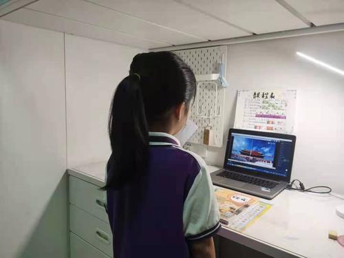 郑东新区龙翼小学学生观看开学第一课视频