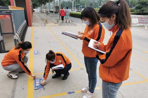郑东新区普惠路第一幼儿园安全小组检查防疫标识