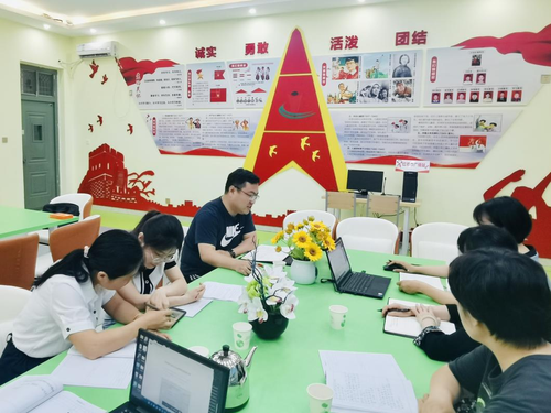 3郑东新区外国语学校王伟华老师分享《遵标规范教学 提升数学素养》