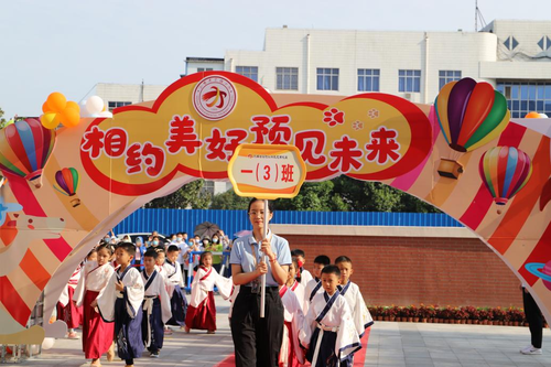 3河南省实验小学北龙湖校区学生身着汉服，整齐入场