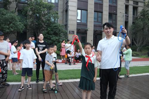 刘老师深入社区指导学生暑期锻炼