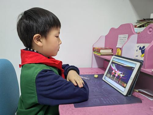 2022年12月27日郑东新区 昆丽河小学学生居家收看“新时代好少年”先进事迹发布活动