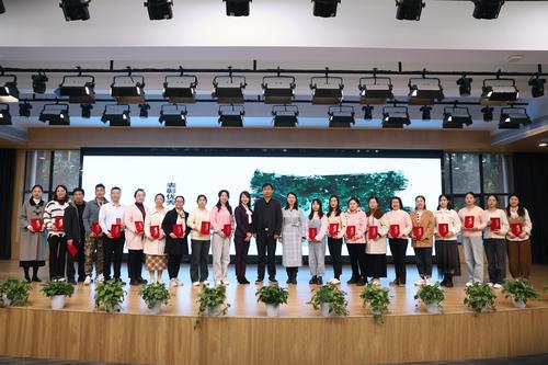 郑州市教育局教师教育处处长李迎军为优秀学员颁发证书