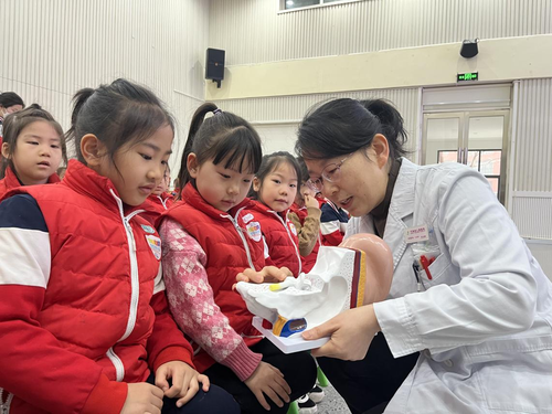 刘丽洋医生向幼儿介绍耳道的构造